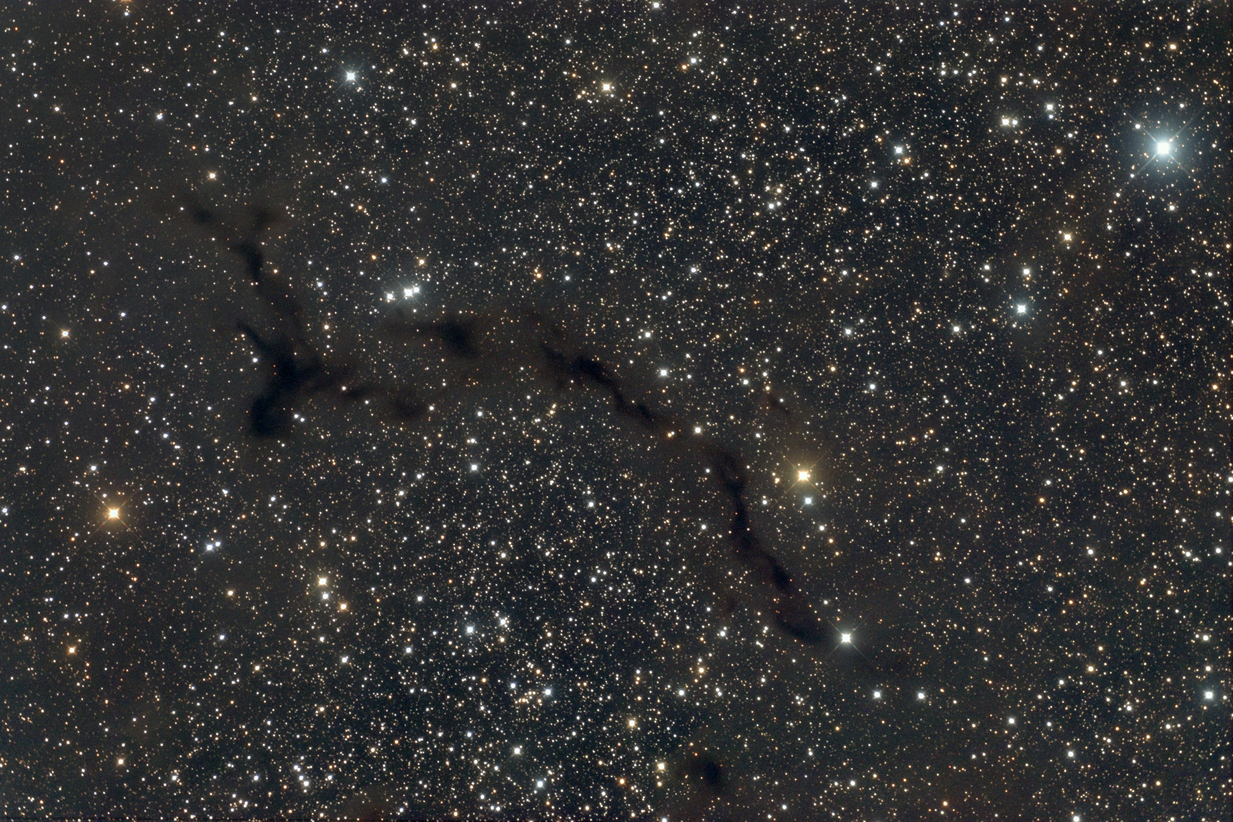 Temná prachová mlhovina B150 v Cepheu