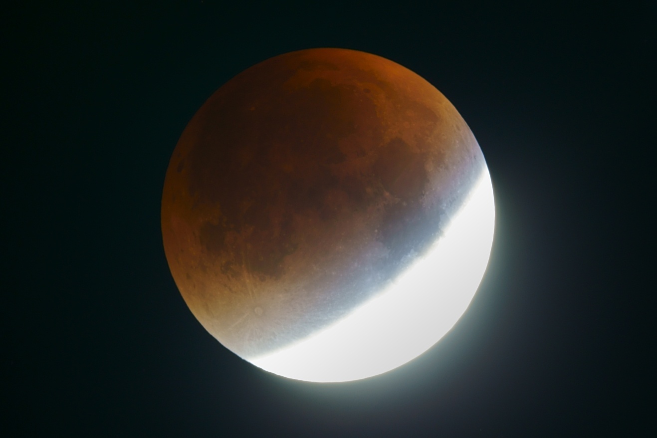 zatmění Měsíce-modrý okraj od ozonu