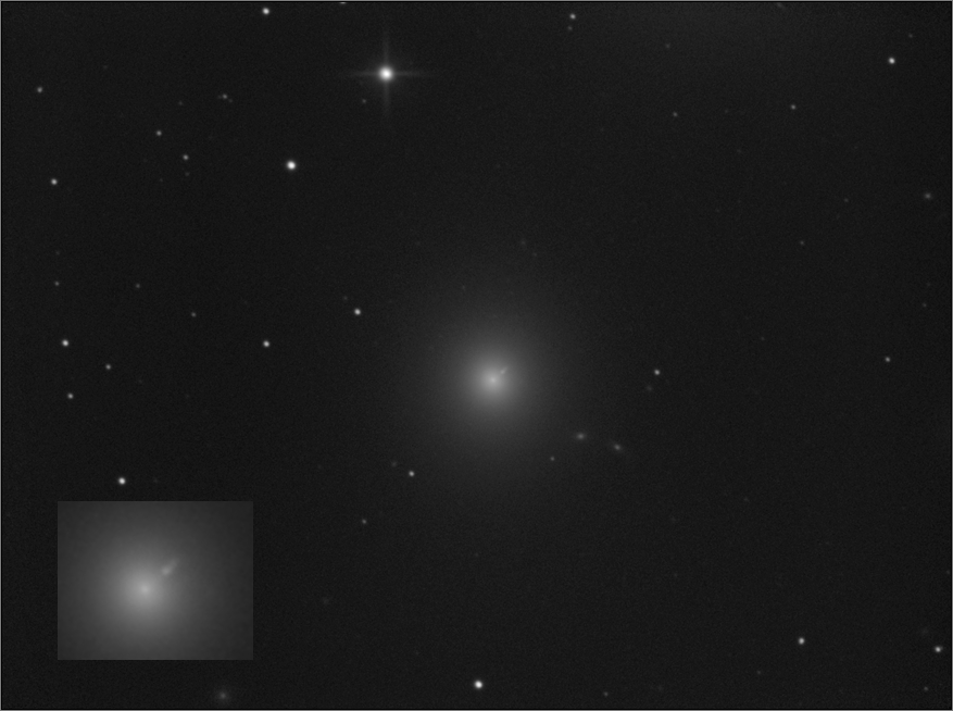 M87 , Arp152  - výtrysk hmoty působený vlivem črné díry